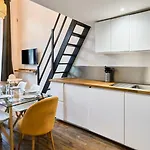 Bright 3-bedroom 2-bathroom Flat. 아파트