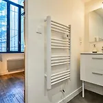 아파트 Bright 3-bedroom 2-bathroom Flat.
