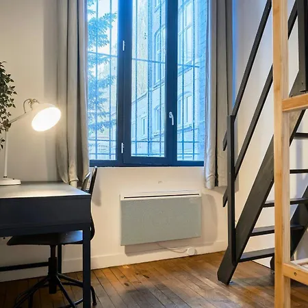 Bright 3-bedroom 2-bathroom Flat. 아파트 *