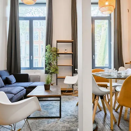 아파트 Bright 3-bedroom 2-bathroom Flat. *