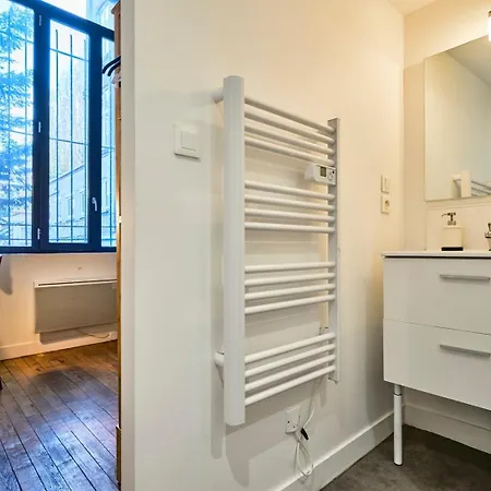 아파트 Bright 3-bedroom 2-bathroom Flat.