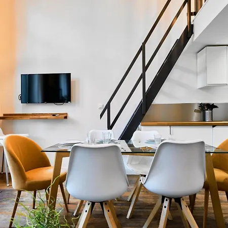 Bright 3-bedroom 2-bathroom Flat. 아파트 *