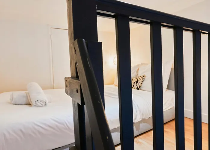 Bright 3-bedroom 2-bathroom Flat. 아파트 *