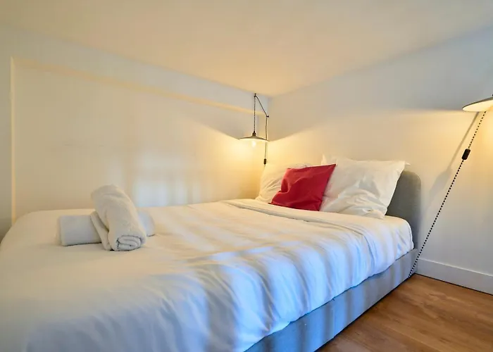 아파트 Bright 3-bedroom 2-bathroom Flat. *