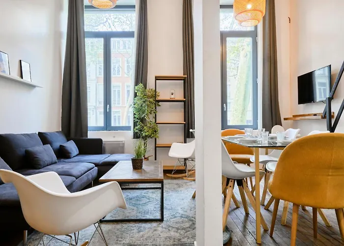 아파트 Bright 3-bedroom 2-bathroom Flat. *