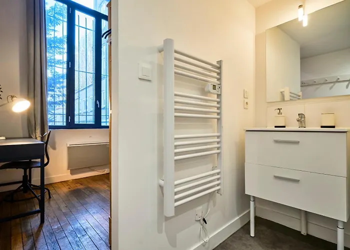 아파트 Bright 3-bedroom 2-bathroom Flat.